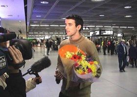 爱尔兰西人大法弟子都柏林机场受采访 谈及北京的血腥
