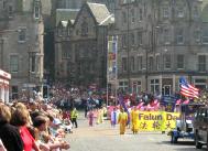 法轮功游行队伍吸引爱丁堡民众围观