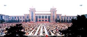 一九九八年五月，瀋陽萬名法輪功學員集體煉功
