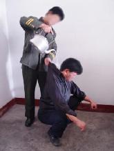 中共酷刑：用开水浇烫法轮功学员