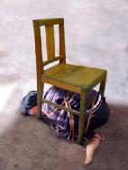 酷刑模拟演示图：五花大绑塞到椅子底下