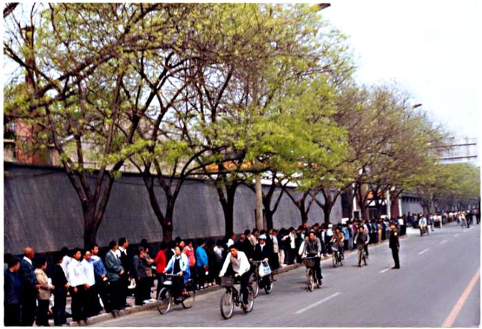 Hơn 10.000 học viên Pháp Luân Công thỉnh nguyện ôn hòa tại Bắc Kinh, ngày 25/4/1999 (Ảnh: Minh Huệ)