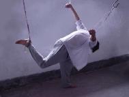 酷刑演示：双手反背吊铐的一种，一只脚着地，另一只脚吊起，让受刑者十分痛苦。