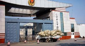 货车往辽宁省女子监狱运送服装生产材料