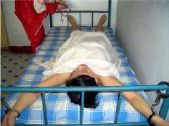 马三家劳教所酷刑（真人演示图）：一扒光衣服，呈“大”字型裸铐在铁床四角