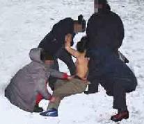 中共酷刑：扒光上衣，摁倒在雪地里冻