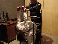 圖3：演示鐵老虎椅酷刑之一