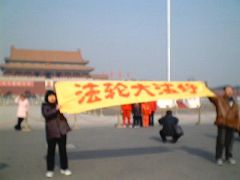 2002年2月4日孙继宏（右）在广场和平请愿