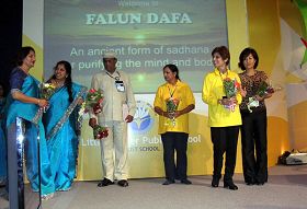 法輪功學員的功法演示，榮獲印度全國學校協會獻花
