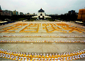 台湾法轮功学员五千人排字　欢庆世界法轮大法日