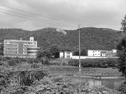 湖南（株洲）白马垅女子劳教所建在一个略带“V”形的山坳里。图片中两建筑之间为湖南（株洲）白马垅女子劳教所的第二道大门。