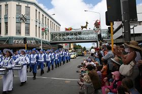 二零零八年圣诞节期间，天国乐团受邀参加新西兰各地的圣诞游行，把法轮大法“真善忍”的福音带给人们。