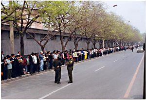 图：一九九九年四月二十五日，万名法轮功学员在北京和平上访