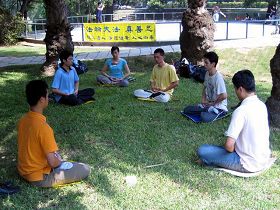 台湾法轮功学员利用中午用餐休息时刻炼功