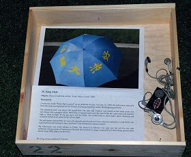 来自中国大庆的法轮功学员臧爱霞，她展出了一把写有“法轮大法好”的雨伞