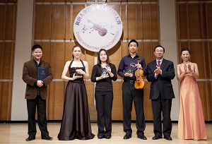 第三届“全世界华人小提琴大赛”获奖选手在台上领奖。
