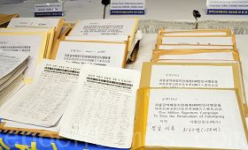 停止迫害法轮功百万人征签活动开始于二零一零年七月二十日，截至目前为止，有十二万多名韩国市民参加了签名活动。