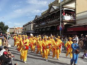 法轮功学员参加西澳弗曼多市节庆大游行