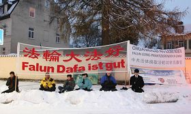 大雪中，慕尼黑法轮功学员在中领馆前无声的抗议