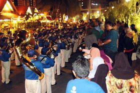 二零一零年十二月十一日，天国乐团来到马六甲著名景点马来文化村──甘榜摩登（Kampung