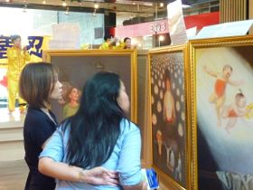 曼谷民众参观“真善忍国际美展”