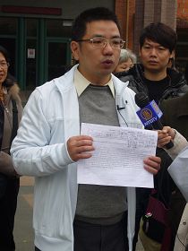 江聪渊议员展示二十七名县议员联署的提案内容