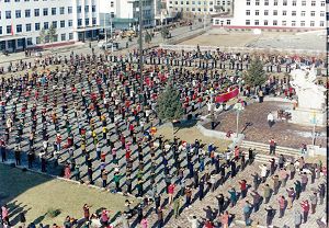图为一九九八年初春，辽宁省抚顺市新宾满族自治县四千多名法轮功修炼者在县政府前面的街心公园炼功的场景。