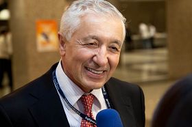 '著名医学家卡拉尤路（Munci Kalayoğlu）教授'
