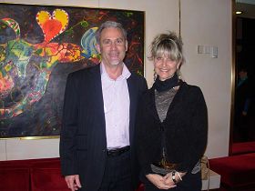 '畅销书作者、保健艺术中心总裁麦克斯韦（Gayla Maxwell）女士和伴侣皮尔（Mark Peel）先生'