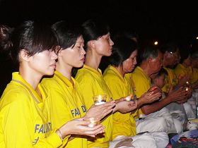 台东法轮功学员烛光悼念同修。