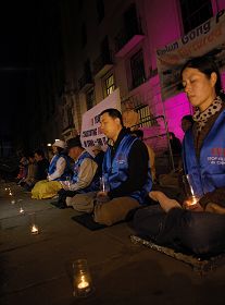 法轮功学员在伦敦中共使馆前烛光夜悼反迫害