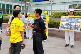 一零一前广场的中国游客正听法轮功学员讲真相