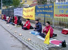 丹麦法轮功学员在中使馆前抗议中共迫害
