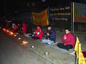 寒来暑往，三千个日子里，法轮功学员坚持在丹麦中使馆前抗议中共迫害
