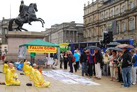 二零一零年爱丁堡国际艺术节期间，法轮功学员在闹市街头炼功