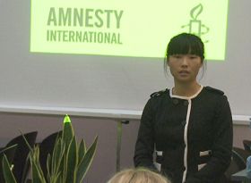 '图：在中国人权会议上陈真萍的女儿金昭宇讲述11年来妈妈被迫害的经历和现状'