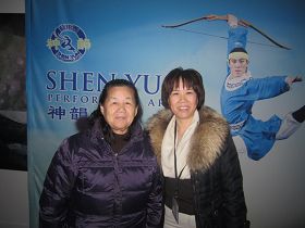 来自深圳的大陆移民陶安娜（右）是一位中医师，第一次观看神韵。她连续表示，实在是太好看了，太好看，非常好看。
