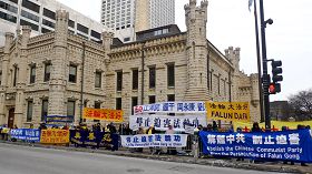 图：法轮功学员在胡锦涛下榻的半岛酒店附近抗议，要求制止迫害。