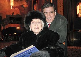 二零一零年在纽约无线电城坐在轮椅上观神韵的赫姆女士