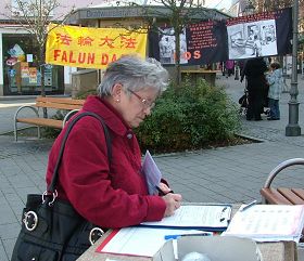 德国昆巴赫市市民签名声援法轮功反迫害