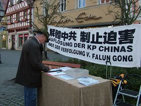 德国昆巴赫市市民签名声援法轮功反迫害