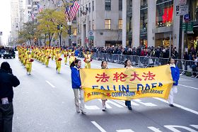 法轮功学员参加纽约市老兵节游行