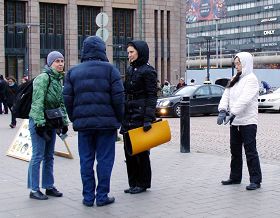 芬兰法轮功学员街头传播真相