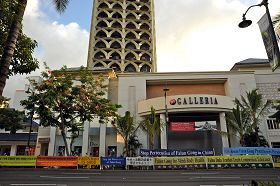 法轮功学员在夏威夷热闹的街区、峰会场外及中共官员入住的酒店外，拉起数十米长的横幅长墙