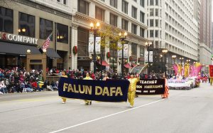 芝加哥法轮功学员参加二零一一年感恩节大游行