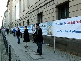 法轮功学员在德国电信大楼对面展开横幅抗议迫害元凶贾庆林。
