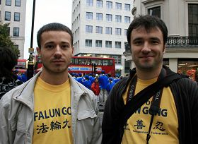 来自保加利亚的法轮功学员托施科夫（左）和普勒斯科夫