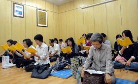 台湾桃竹苗学员一起学法、交流如何用电话讲清真相救人。