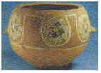 大汶口文化彩陶釜，类似“卍”字纹的变形吉祥图，距今约4500—6300