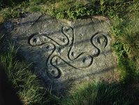 英格兰约克郡发现的刻有“卍”的巨石，距今4000年左右。